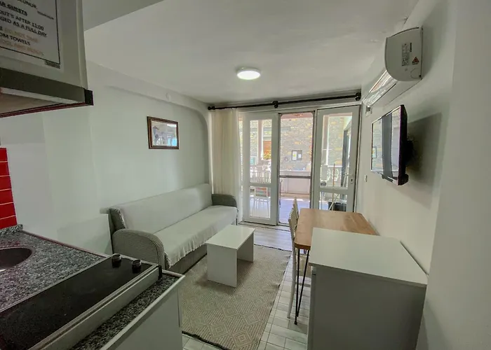 מלון דירות Izan Bakis 3*